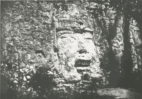 Figure gigantesque, á Izamal; au bas de la seconde pyramide (Lithographie). Figure gigantesque, á Izamal; au bas de la seconde pyramide (Lithographie).