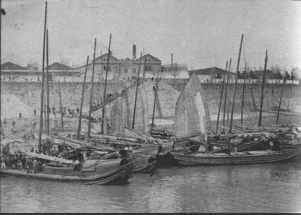 AT HANKOW—THE CHICAGO OF CHINA  River-front scene at low water, showing junks that transport general cargo down-river from the exporting districts. This is a typical riverfront scene.