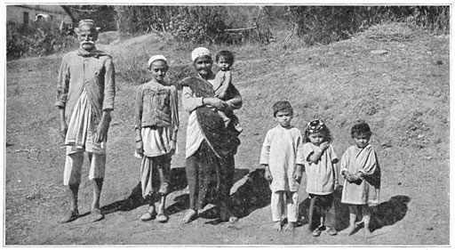 Parsische boerenfamilie uit Nargol.