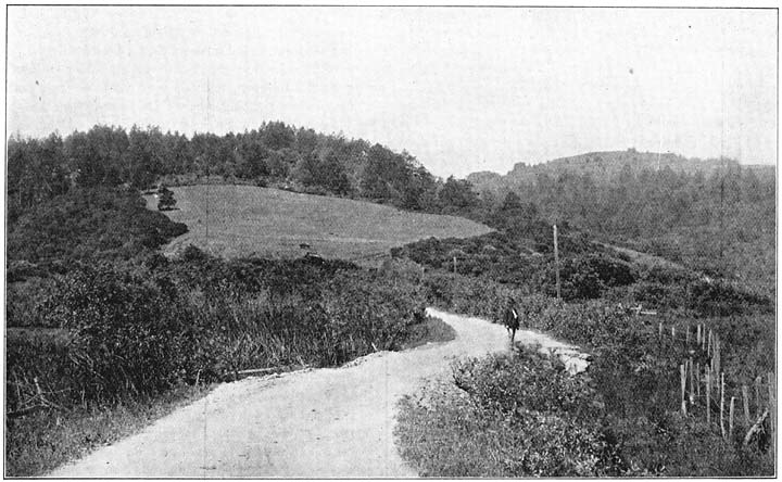 Een vroeger rechte weg, door de aardbeving uiteengescheurd en sedert door een krom loopend stukje weer hersteld. Ook het hek aan de rechterzijde was vroeger recht. Bij Fort Rey, in Californië.