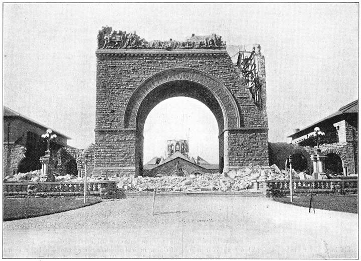 De Memorial-Arch van de Stanford Universiteit na de aardbeving. Op den achtergrond achter de drie bogen van de galerij, tusschen het Inner-Court en het Quadrangle, de kerk, waarvan het dak van den toren met de uurwerken en de vier ronde hoektorentjes zijn ingestort.