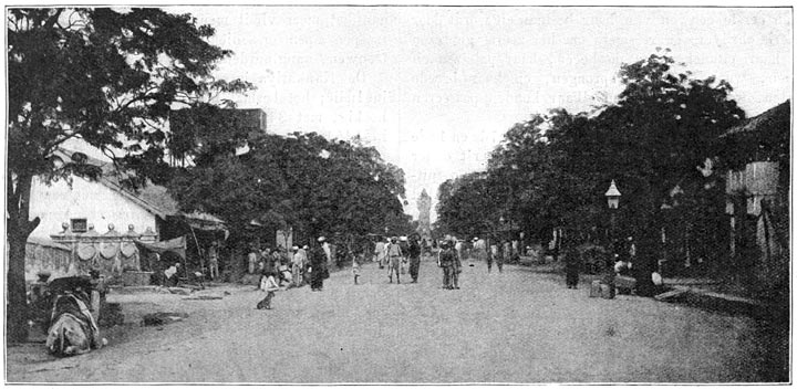 Hoofdstraat van het “kamp” te Wadhwan op marktdag.