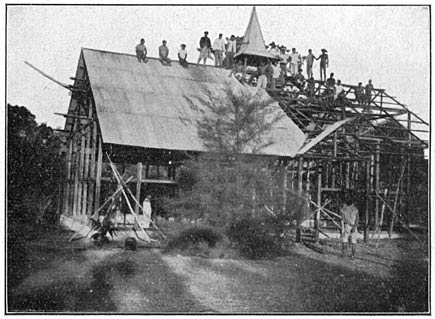 De kerk te Pasir Poeti in aanbouw.