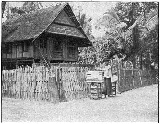 Makassaarsch huis en Chineesche klontong. (Phot. Muntendam).