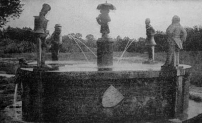 Der Entente-Brunnen auf einem Flugplatz im Westen