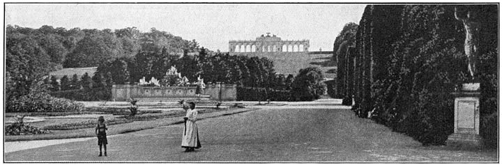 De Gloriette in het park van Schönbrunn.