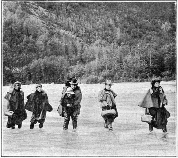 UNE TROUPE D'ACTRICES SE RENDANT À DAWSON. PHOTOGRAPHIE DE LA ROCHE, À SEATTLE.