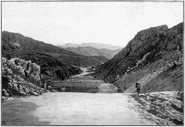 UN COIN TYPIQUE DE PAYSAGE DU KLONDYKE.—DESSIN DE TAYLOR, PHOTOGRAPHIE DE LA ROCHE, À SEATTLE.