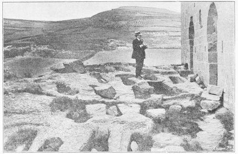 Lámina 68. LA BASTIDA Cementerio antropoide de San Martín de los Monjes. (Fot. L. E.)