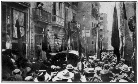 MANIFESTATION POPULAIRE EN L’HONNEUR DE BLASCO IBÁÑEZ, DEVANT LA RÉDACTION DE «EL PUEBLO»