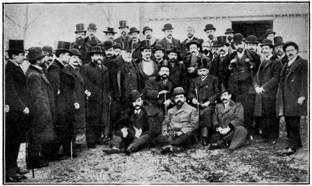 APRÈS LE BANQUET EN L’HONNEUR DE BLASCO  Au centre sont assis Pérez Galdós et Blasco Ibáñez. Derrière eux, en chapeaux mous, Benlliure et Sorolla