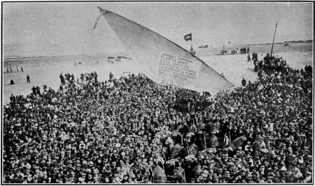 MANIFESTATION DE MARINS ET DE PÊCHEURS EN L’HONNEUR DE L’AUTEUR DE «FLOR DE MAYO», LORS DE L’HOMMAGE DE VALENCE A BLASCO EN 1910  Sur la voile de la classique barque de pêche traînée par des bœufs, qu’a tant de fois peinte Sorolla, figurent les titres des romans jusqu’alors publiés