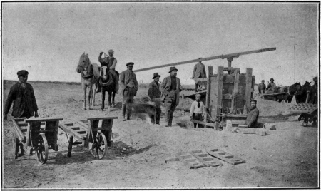 FABRICATION DE BRIQUES A LA MACHINE, POUR L’EDIFICATION DE MAISONS DANS LA «COLONIA CERVANTES»