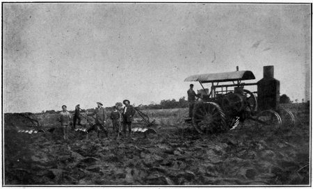 TRACTEURS LABOURANT LES TERRES VIERGES DE LA COLONIE «NUEVA VALENCIA»