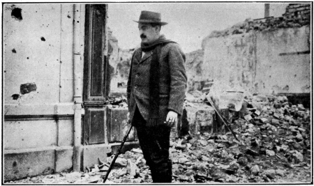DANS UNE RUE DE REIMS BOMBARDÉE, EN 1914