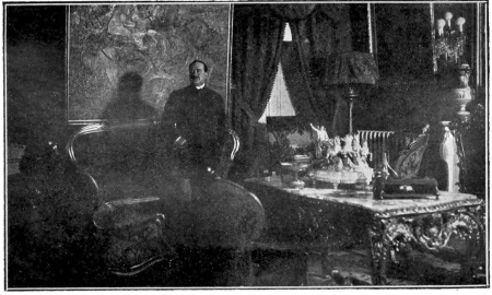 BLASCO IBÁÑEZ DANS SON SALON DE NICE  D’après une photographie publiée en 1921 dans un organe anglais de la Côte d’Azur
