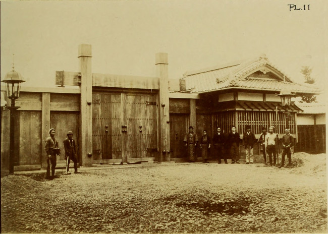 Plate 11: LARGE GATE AND ‘MUKURI-HAFU’ ROOF