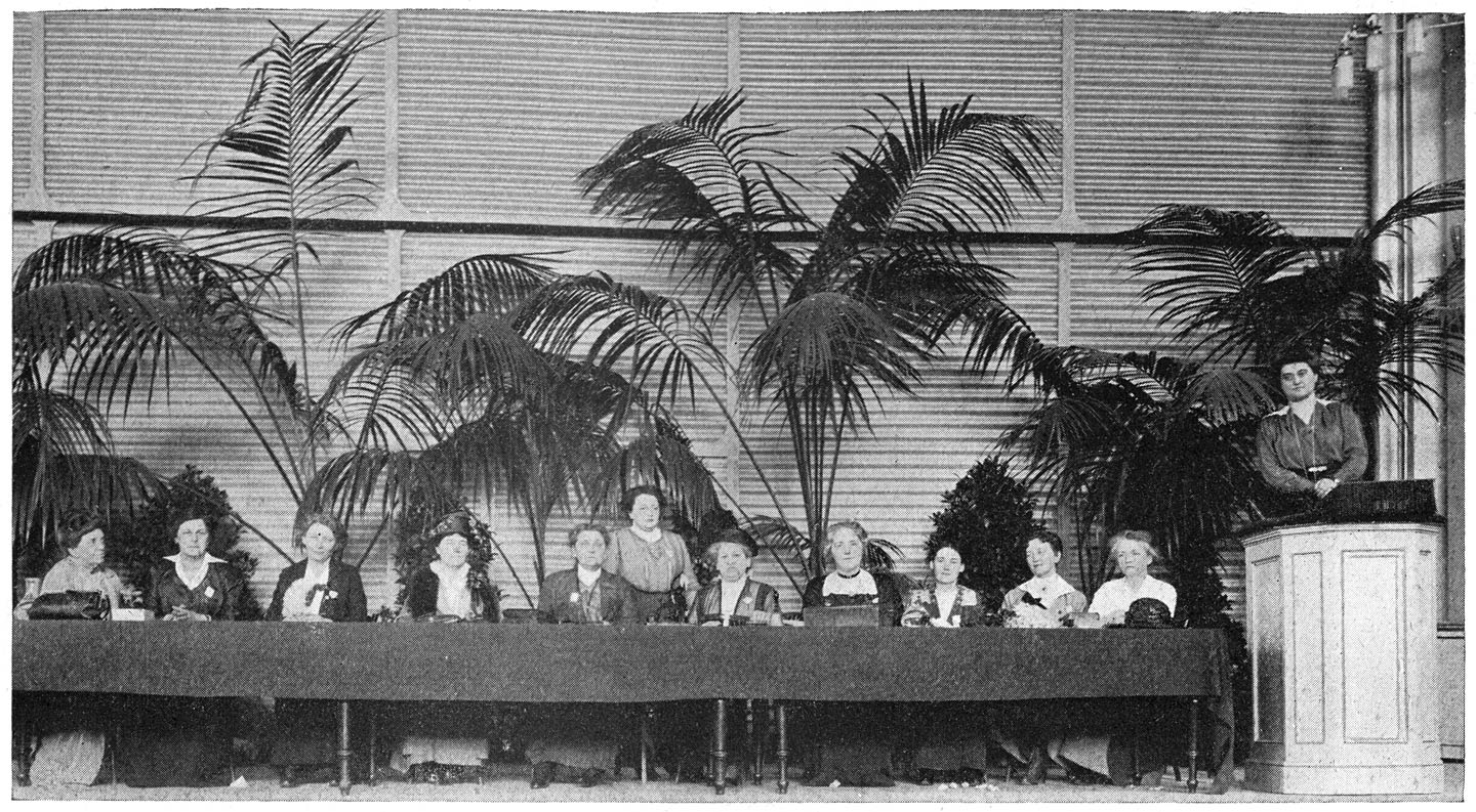 HET BESTUUR VAN HET HAAGSCHE VROUWENCONGRES IN 1915. IN HET MIDDEN VAN DE TAFEL JANE ADDAMS EN DR. ALETTA H. JACOBS, ROSA MANUS ACHTER HEN STAANDE