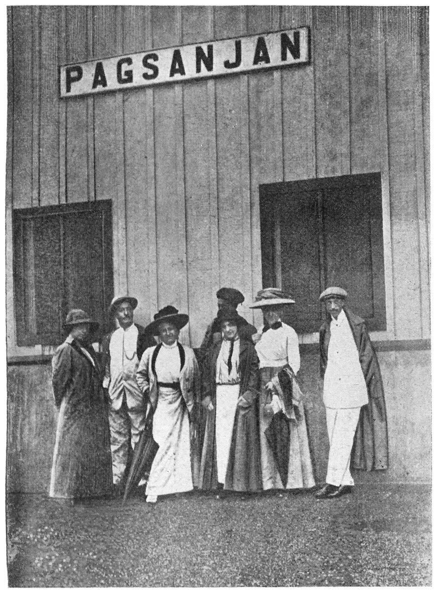 DR. ALETTA H. JACOBS EN MRS. CARRIE CHAPMAN CATT MET EENIGE PHILLIPPIJNSCHE VRIENDEN AAN HET STATION PAGSANJAN OP HET EILAND LUZON