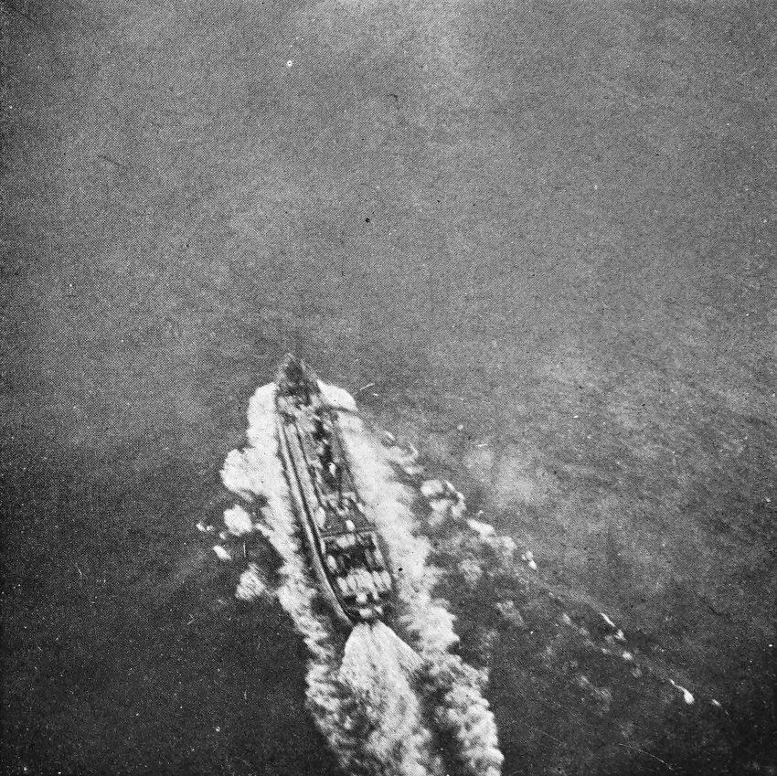 Photo overhead shot of ocean ship