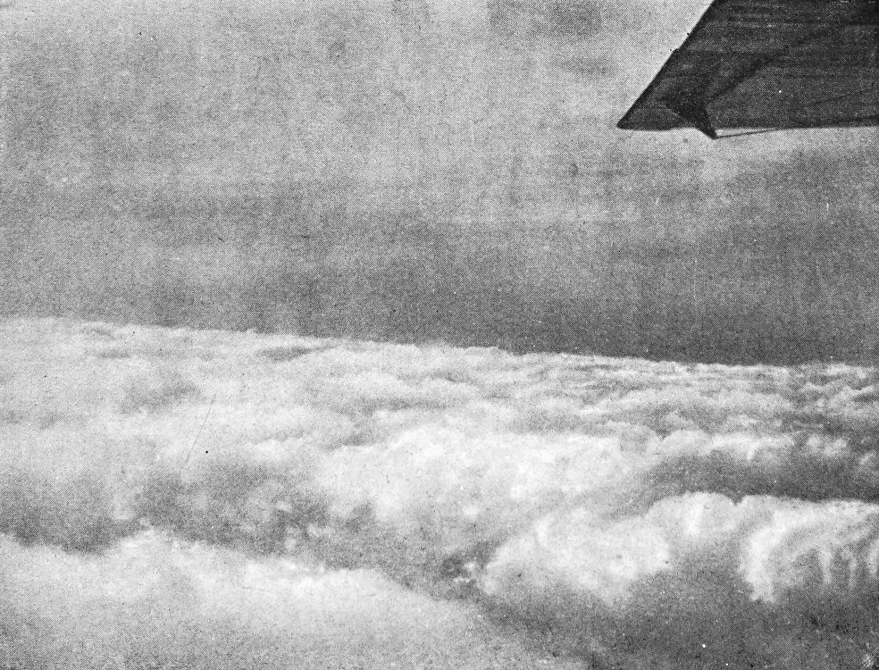 Photo wide shot of wingtip above and cloud deck below