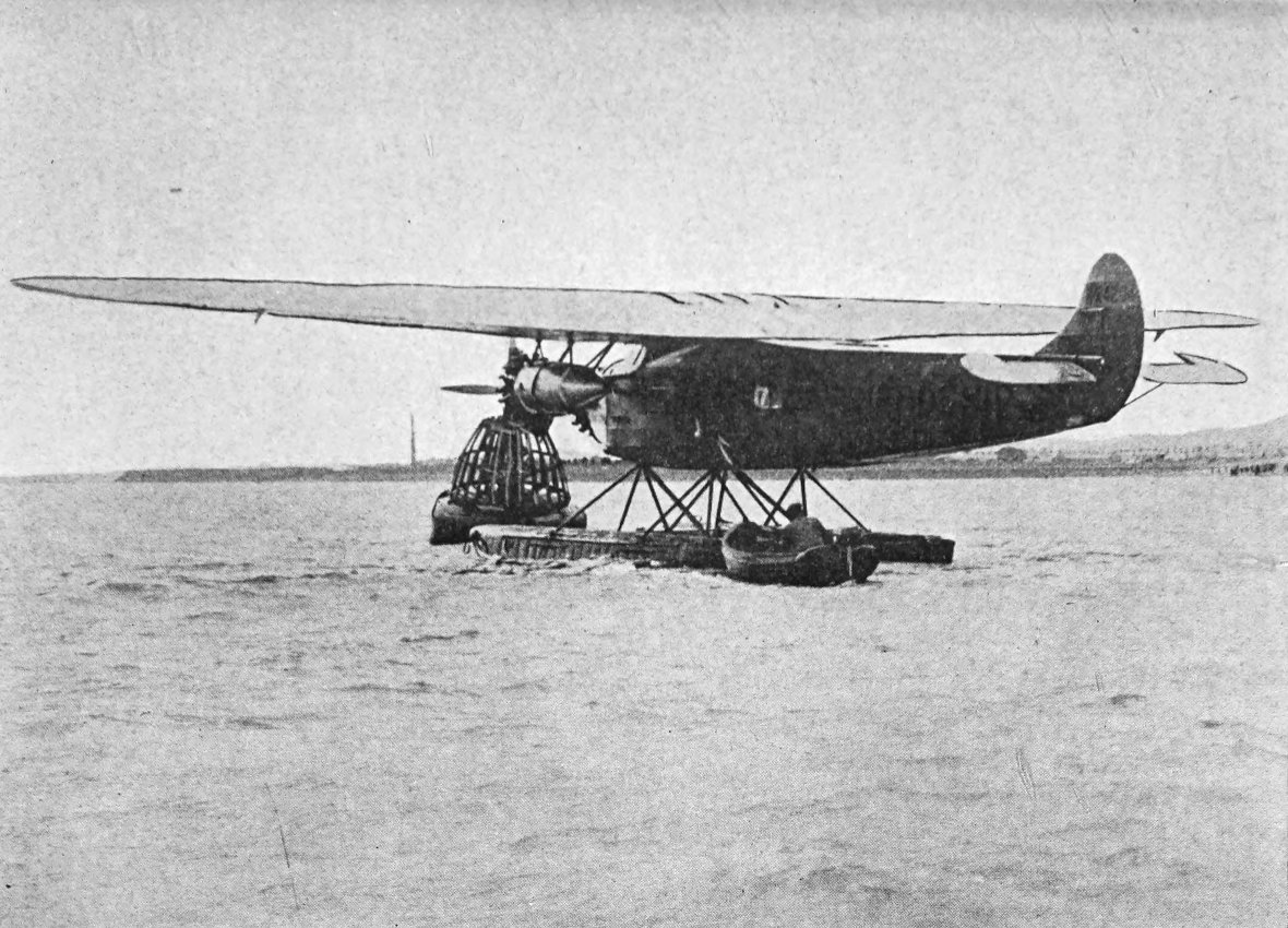 Photo wide shot of airplane tied to bouy