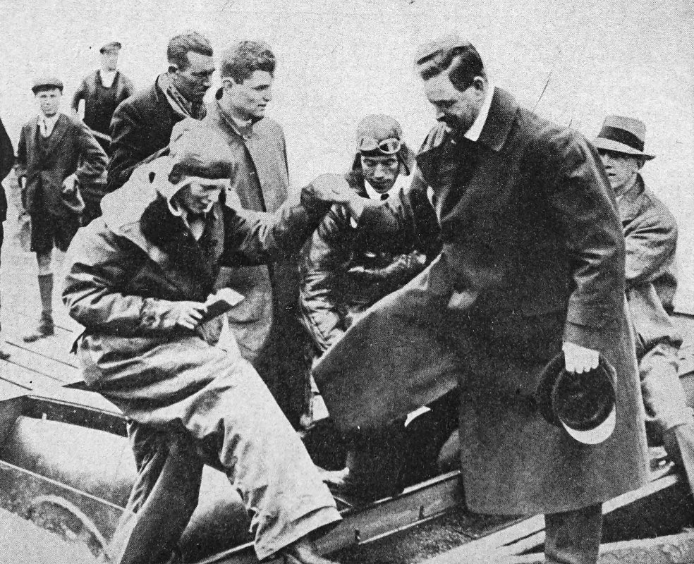 Photo full shot of man helping Earhart off a boat