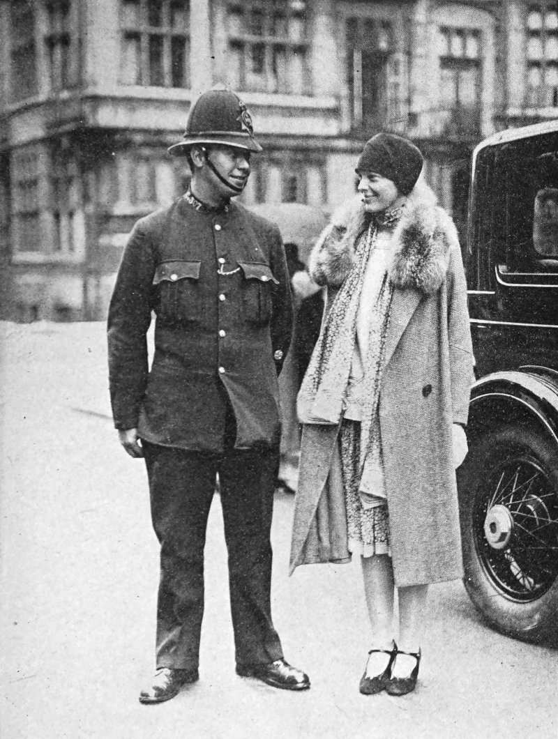 Photo full outdoor shot of Earhart standing next to a police officer