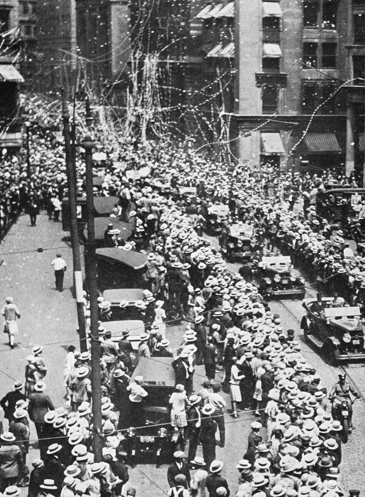 Photo wide overhead shot of crowded street ticker-tape parade