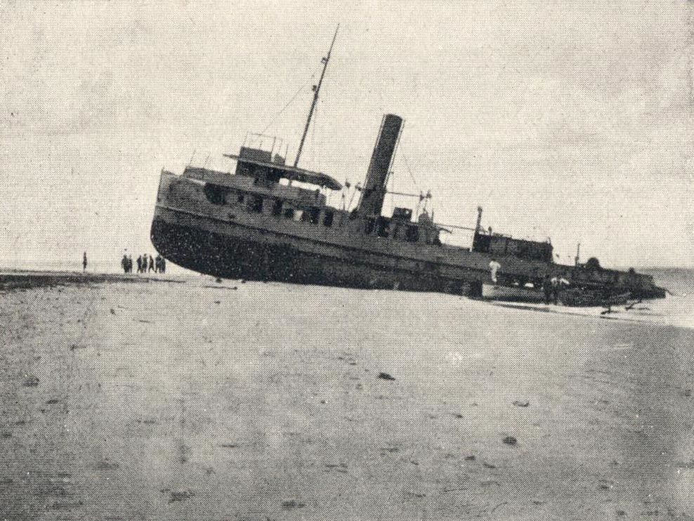 Ein Schiff, halb auf dem Strand