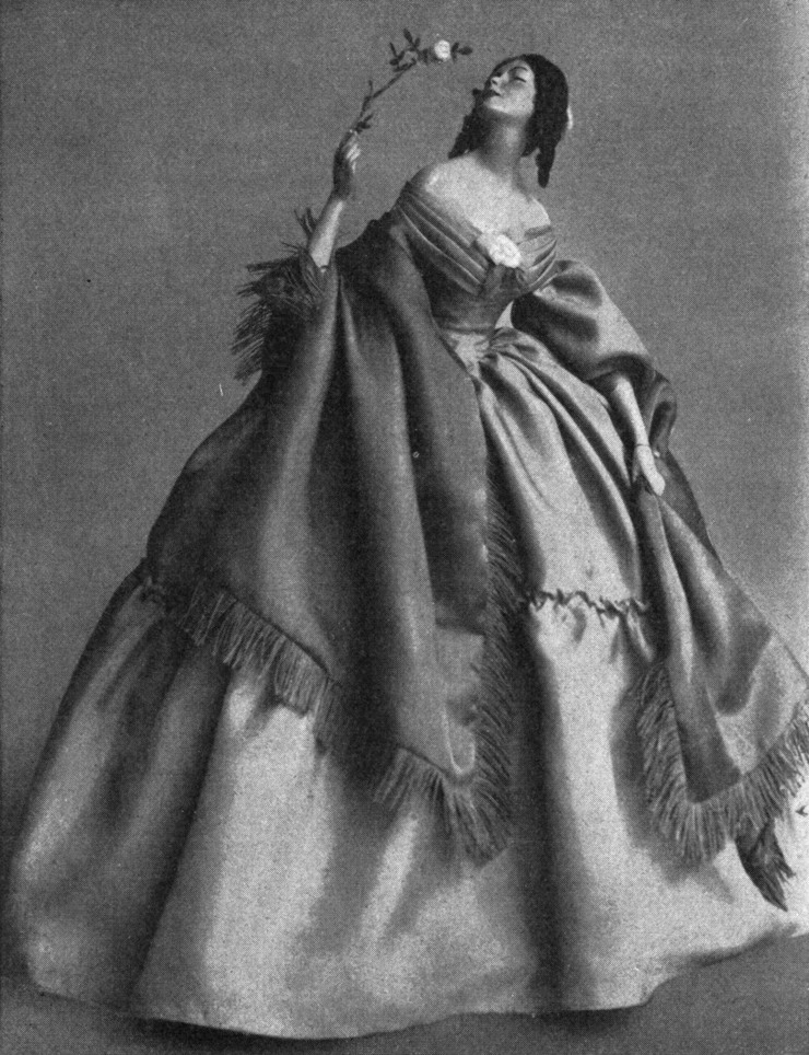 Bild einer Teepuppe   mit einer weißen Rose in der Hand