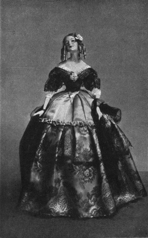 Teepuppe mit langem, weitem   Seidenkleid