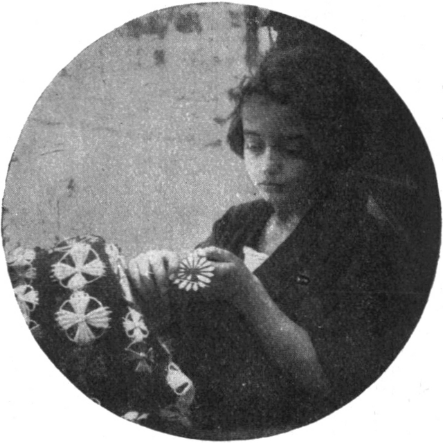 Bild eines Mädchens, das gerade   einen Stern fertigstellt