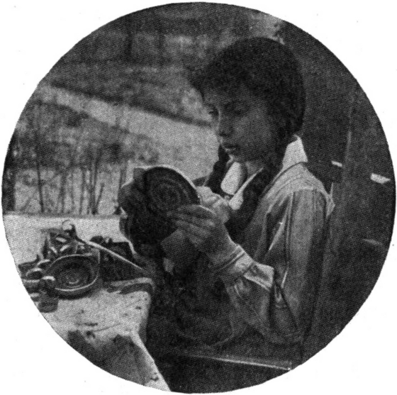 Mädchen bei der Arbeit an einer   Schale