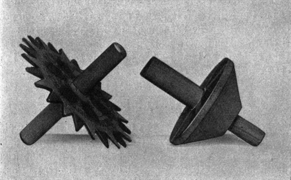 Zwei verschiedenartig ausgeführte   Kreisel