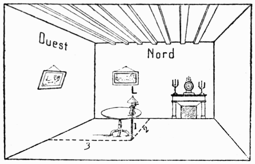 Lampe sur un guéridon, repérée dans la chambre.