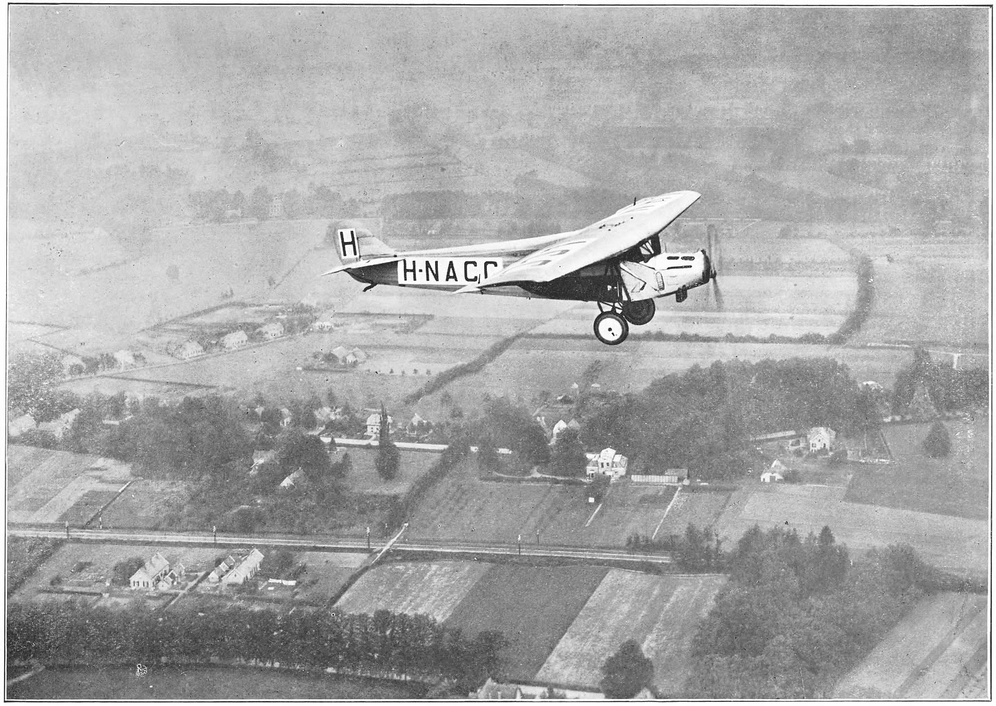 Afb. 10. Even vóór de Duitsche grens.