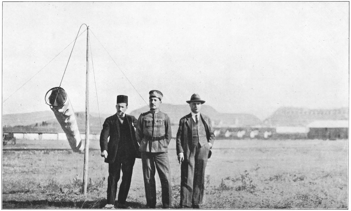 Afb. 32. De windwijzer op het vliegveld bij Angora.