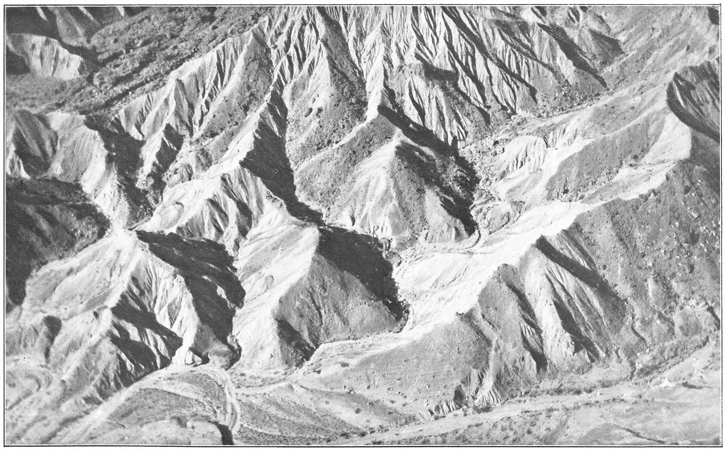 Afb. 44. De voet van de gebergten langs de kust van Perzië.