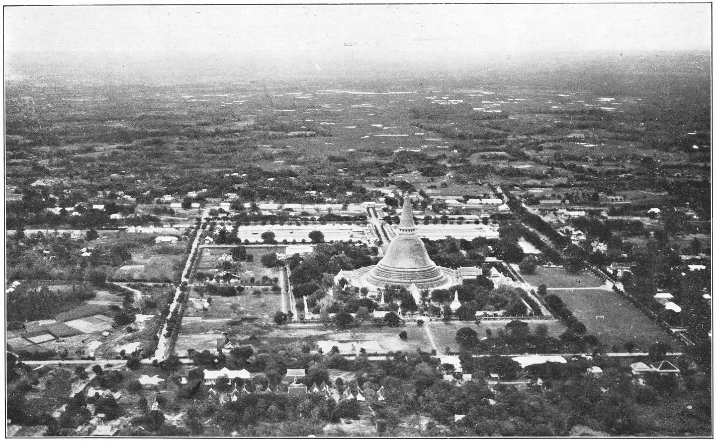 Afb. 82. Nakon-Pathom-tempel (Siam).