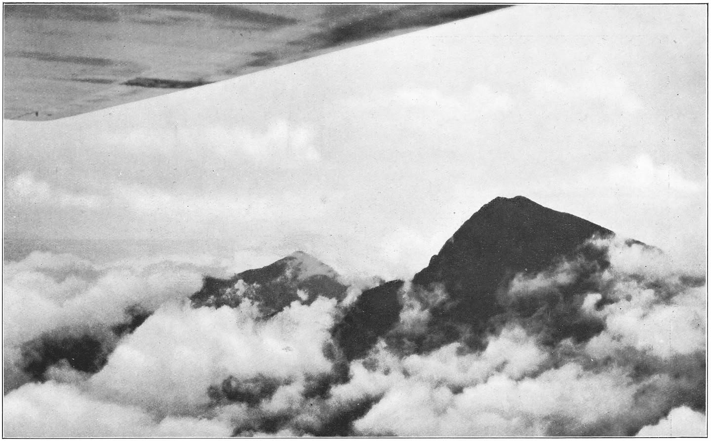 Afb. 85. Bergen op Malacca; links Kao Prong, 1365 M.; rechts Kao Luong, 1772 M.