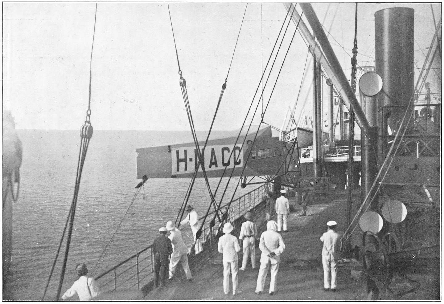 Afb. 111. De F VII wordt aan boord van de „Kertosono” geheschen.