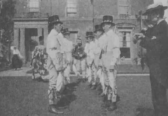 THE BIDFORD MORRIS SIDE.<br />

(FIDDLER in foreground, to the right; HOBBY-HORSE&mdash;left, and
FOOL&mdash;centre, beyond Dancers.)
