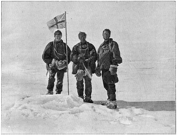 De engelsche vlag, op de magnetische Zuidpool geplant door Prof. David, Dr. Mackay en Douglas Mawson.