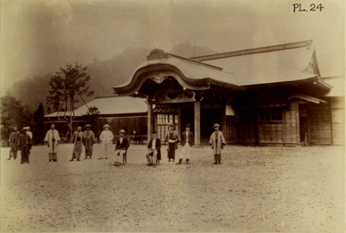 Plate 24: House with karu-hafu.