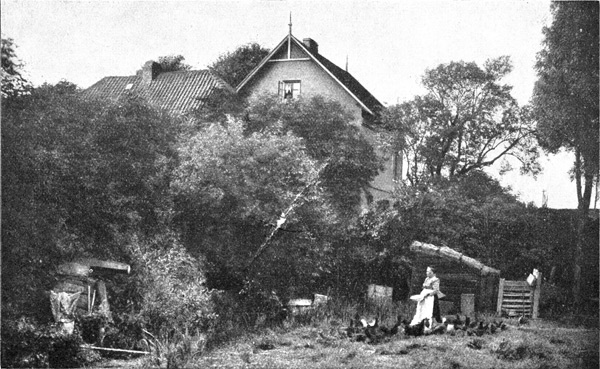 Gorch Focks Elternhaus auf Finkenwrder,
im Vordergrund seine Mutter