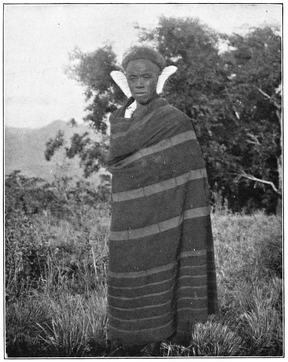 An elderly man of Lungitang wearing Lungpensü
and big ear-pads