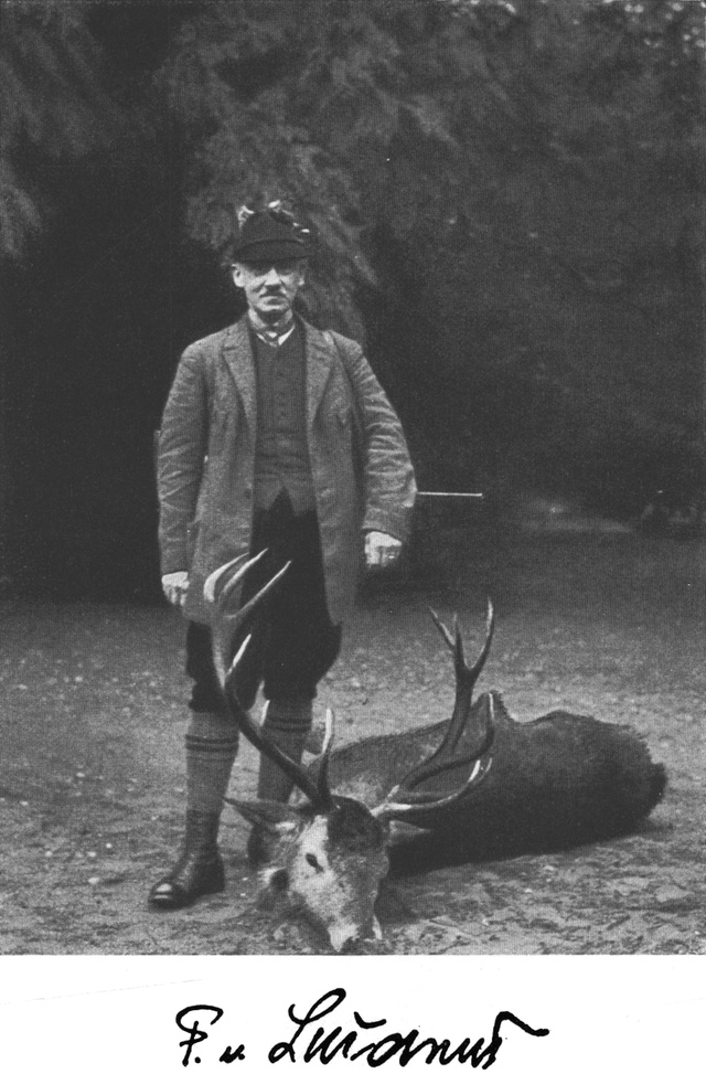 Friedrich v. Lucanus in Jagdkleidung mit Hirsch