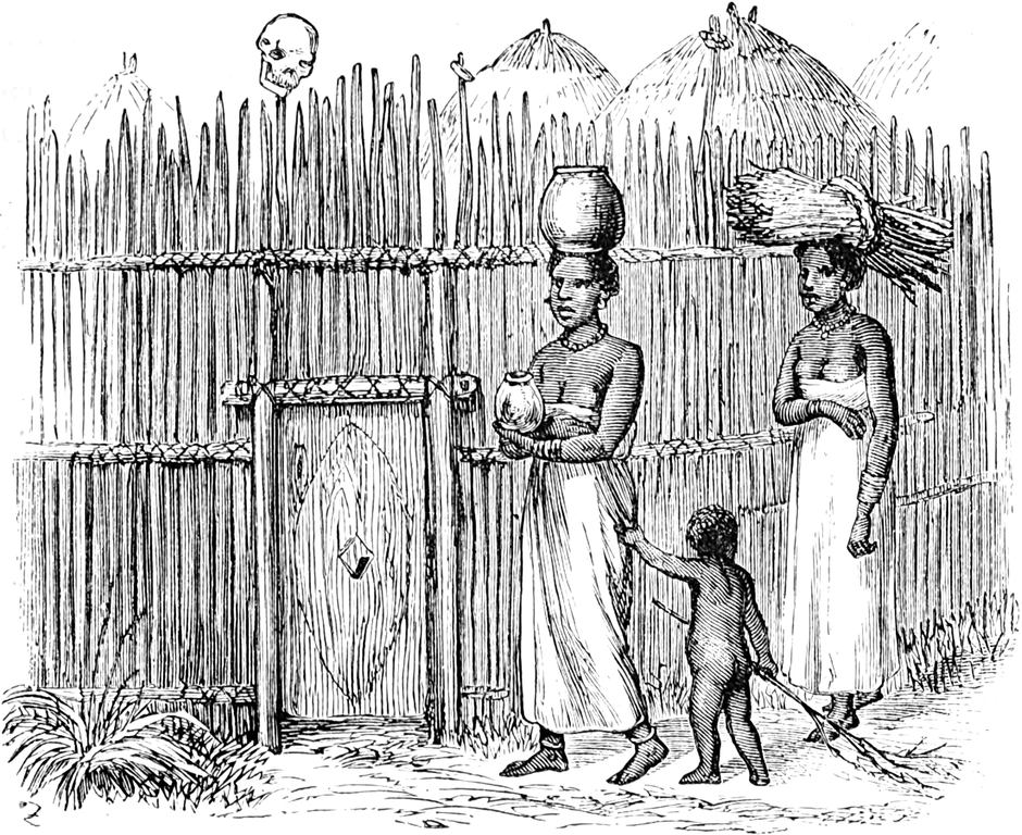 Zwei Frauen und ein Kind
  nähern sich dem Eingang ihres umzäunten Dorfes