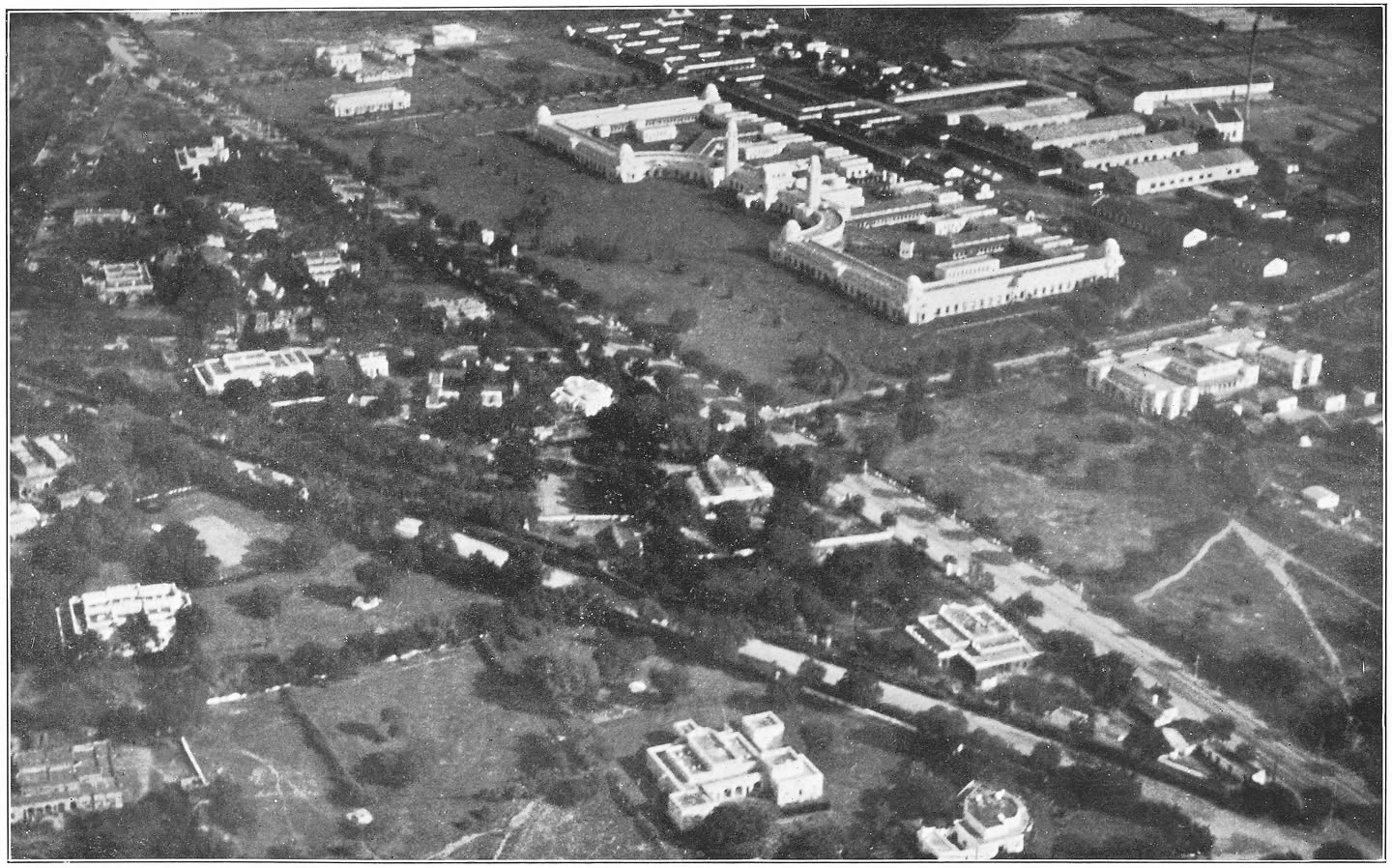 Afb. 54. Gouvernementsgebouw te Delhi.